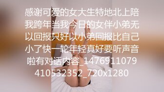 全景厕拍美女撒尿闺蜜非要挤进来 以为一箭双雕 白高兴