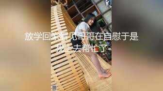 【新片速遞 】 商业步行街一路跟踪抄底JK裙黑丝小美女❤️上楼梯的时候被她发觉了是不是在发信息叫人呢，赶紧溜吧