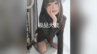 镜子前欣赏老婆