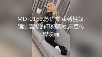 活波灵动的小姐姐让人一看就心情愉悦，这对白嫩美腿很撩人