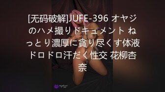  牛仔短裤大长腿贫乳美女和炮友居家啪啪，近距离特写交舔屌