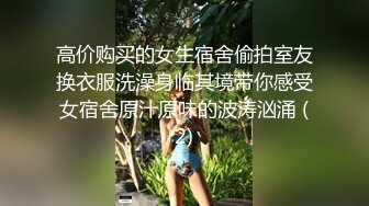 坐標廣西,貧乳紋身精神小妹居家紫薇,高潮噴壹地水,吸引小貓咪來舔