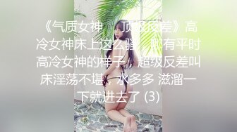 跟踪厕拍粉衣黑裤长发美女进厕所嘘嘘