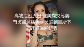 一线天极品粉穴骚女带双马尾闺蜜一起秀，互相掰穴翘起屁股特写，掏出大奶子揉捏，圆润美臀肥逼很诱人[