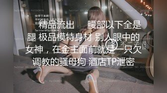 厕拍新人小哥拿着手机躲进步行街路边沟厕偷拍美女尿尿