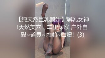 短发眼镜美女，没穿内裤玻璃黄瓜爆插小穴，掰开紧致嫩穴捅入