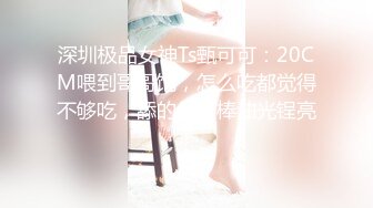 肤白美女撅着屁股等待一个有缘的肉棒进入她的体内