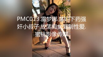 厕拍牛人商场抓公仔机跟踪双胞胎姐妹中的一位进厕所拍她嘘嘘