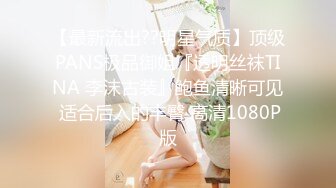 和颜值女友一起做点特别的事，一边让女友吃鸡一边看着AV女优做爱，女友还笑着问了：感觉刺激么