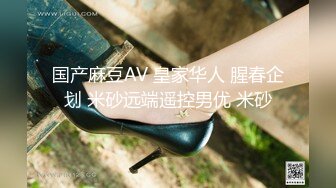 爱好摄影小青年网聊勾搭一位良家人妻美少妇拿着单反公寓吊篮上道具玩弄她扶着美臀激情后入