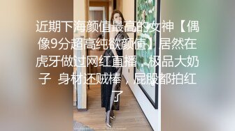 小哥的微胖女友，露脸镜头前啪啪给狼友看，让小哥压在身下吃奶子玩逼给狼友看，风骚的大屁股各种抽插爆草