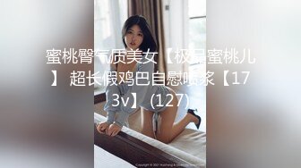 高颜值美女边看A片忍不住流水不止太有感觉了，湿淋淋的阴户三根手指撑满小穴，一库一库白浆被不断扣弄出来!