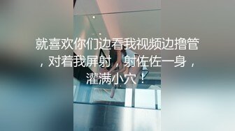 ?风骚小少妇?老公热衷去钓鱼，妻子趁机出轨新来的男同事，进门来不及脱衣服就自己摸奶子发情了，极品美少妇