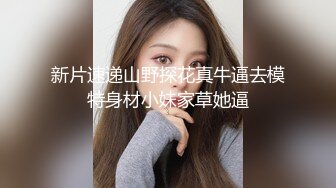 家庭摄像头偷窥，颜值还不错的良妻，大厅和女儿看电视，原来女人是这样穿奶罩的！