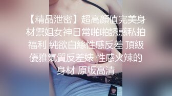 爆乳双马尾小姐姐，一对豪乳坚挺粉嫩，厨房炮友玩穴，超粉馒头肥B，舔的好舒服，后入爆草蜜桃臀