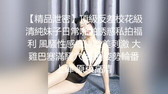 邻家极品小女人白丝情趣诱惑全程露脸跟狼友撩骚互动，颜值很高微胖极品，道具抽插骚穴