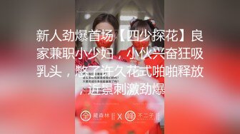 可爱系美少女【小晶晶】一脸呆萌卡哇伊，撩起小背心贫乳，揉搓小穴狂喷水，假屌深插娇喘