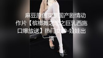 这女的把穴扒开那么大，让我们看里面塞的啥？