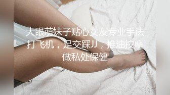 洋洋小妹妹露脸清纯可爱诱惑狼友，干净的逼逼自己拿道具抽插浪叫呻吟，吃木瓜给自己丰胸，跟狼友互动撩骚