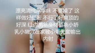 大神尾随偷拍❤️极品包臀裙无内骚货美女裙底风光焦急等上厕所憋不住还尿了一滴