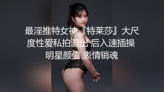 极品呆萌哪吒小少妇，丝袜情趣露脸诱惑，在狼友的礼物攻势下敞亮脱光，淫声荡语听指挥各种展示骚穴揉骚奶子