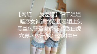 爆乳黑丝高跟露脸两个骚逼跟大哥激情4P，撅着屁股舔鸡巴让大哥揉奶抠逼，轮草两女互动撩骚，淫声荡语不断