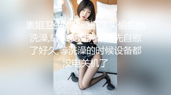   双胞胎姐妹花浴室诱惑长相清纯带着眼镜，浴室脱光光湿身诱惑，贫乳小奶子，翘起美臀拍打