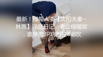 商场女厕偷拍眼镜美女尿尿B还吊着一坨白带