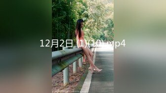 丰满熟女 ·桃子冰妈妈：儿子背后挑逗调教粉丝，骚性来了，忍不住在背后使劲露出，真是个淫母！