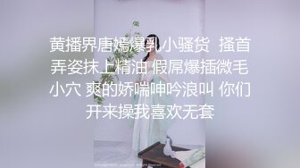 冒死趴墙偷窥房东的女儿洗澡❤️被她家的狗发现了一直叫