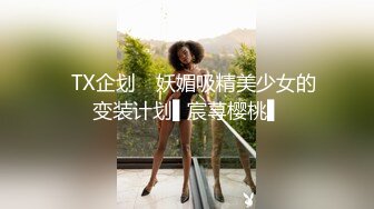   新来的黑丝露脸情趣人妻跟胖哥激情啪啪，亲着小嘴撸着鸡巴