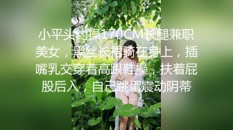 写字楼女厕蹲守套裙装黑丝美女前台 两片与逼齐平的肥唇让人心痒