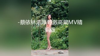 【小虎牙18清纯小萝莉】娇小身材一手抓美乳，全裸诱惑扒开小穴，跪着翘起屁股妞来扭去，抬起双腿给大家看美脚