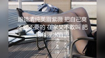   客厅犯错了，跪在地上受惩罚的美女。男：贱不贱，贱不贱！  女：嗯嗯