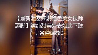 美容院偷拍年轻美女做逼逼脱毛手术，女技师往阴唇涂蜡疼得妹子嗷嗷叫