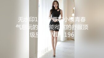 两个坏女人街头放尿 骚逼都露出来了 还自慰摸逼放尿！