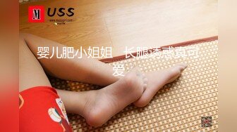 无敌美少妇全程露脸勾搭狼友，性感风骚完美展示好身材，揉奶玩逼伸着舌头要舔狼友鸡巴，被大哥按着头草嘴