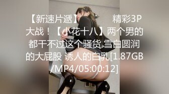 科技园女厕穿黑套装内衣甜美靓妞,微黑发涩的红嫩穴喷成一条直线