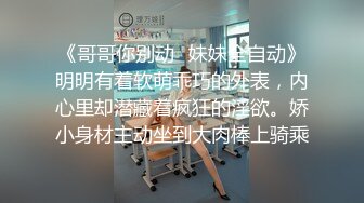 淫蕩人妻看著色情電影被兩男人同時肏着